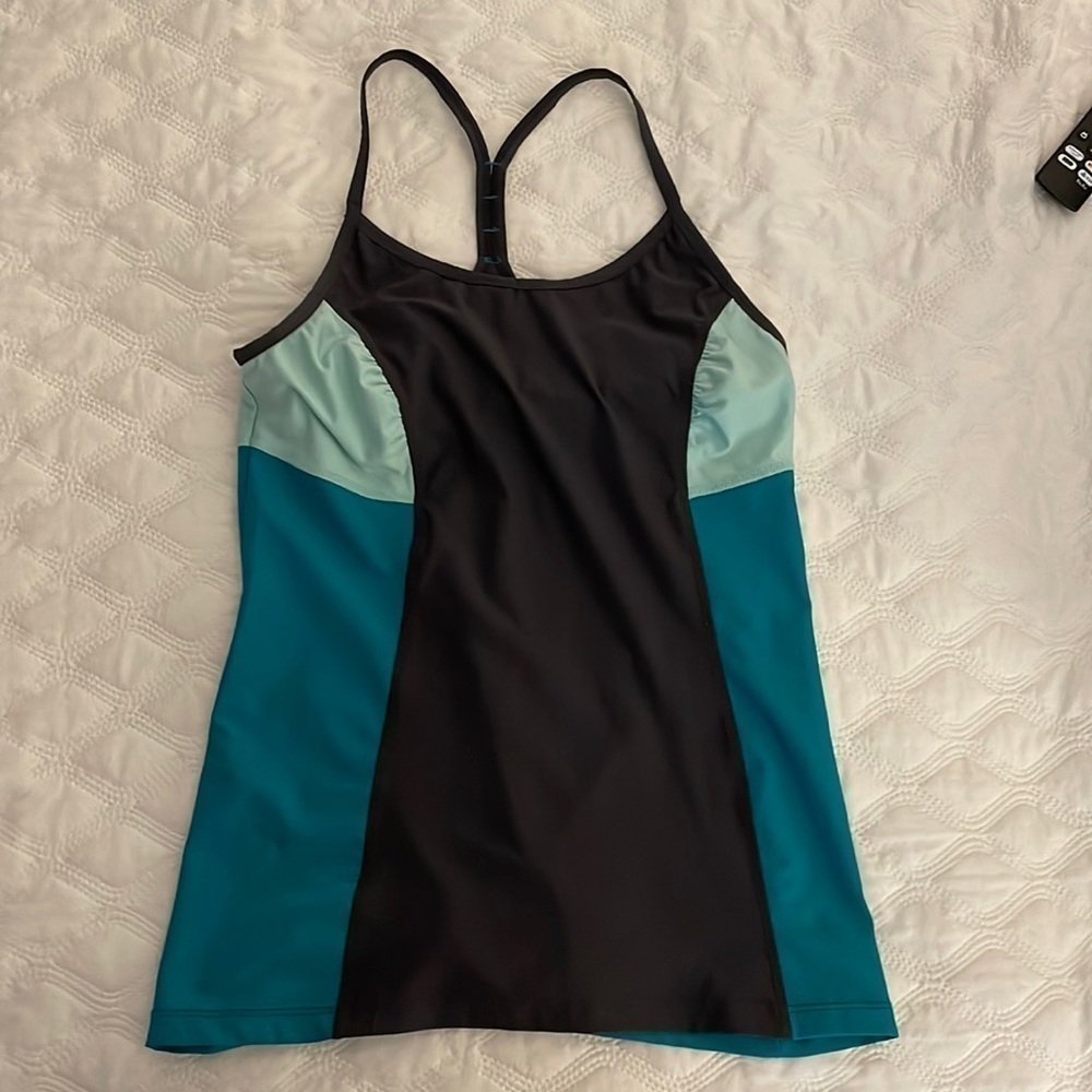 Marika Dry Wik Tank w/T back and built in shelf bar. Size M